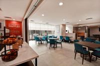 Hampton Inn NY-JFK餐厅或其他用餐的地方