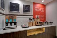 Hampton Inn NY-JFK的咖啡和沏茶工具