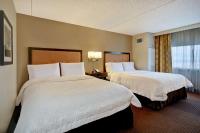 Hampton Inn NY-JFK客房内的一张或多张床位