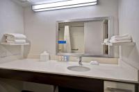 Hampton Inn NY-JFK的一间浴室