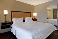 Hampton Inn NY-JFK客房内的一张或多张床位