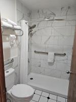 Rodeway Inn的一间浴室