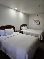 Rodeway Inn客房内的一张或多张床位