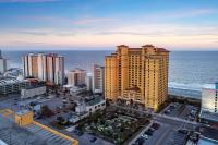 默特尔比奇Hilton Grand Vacations Club Anderson Ocean Myrtle Beach的俯瞰大海的城市