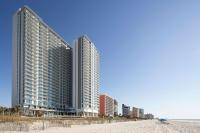 默特尔比奇Hilton Grand Vacations Club Ocean Enclave Myrtle Beach的海边两栋高楼
