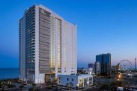 默特尔比奇Hilton Grand Vacations Club Ocean Enclave Myrtle Beach的夜晚在城市里高大的白色建筑