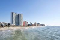默特尔比奇Hilton Grand Vacations Club Ocean Enclave Myrtle Beach的享有海滩和大海的美景,拥有高大的建筑