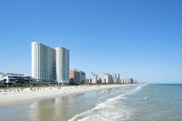 默特尔比奇Hilton Grand Vacations Club Ocean Enclave Myrtle Beach的一片拥有众多人和建筑的海滩