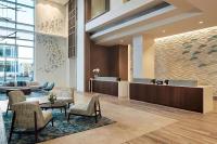 默特尔比奇Hilton Grand Vacations Club Ocean Enclave Myrtle Beach的酒店大堂设有前台和椅子