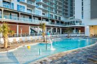 默特尔比奇Hilton Grand Vacations Club Ocean Enclave Myrtle Beach的建筑物前有喷泉的游泳池