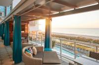 Hilton Grand Vacations Club Ocean Enclave Myrtle Beach的阳台或露台