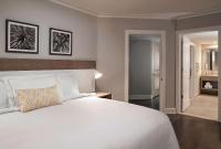 Hilton Grand Vacations Club Ocean Enclave Myrtle Beach客房内的一张或多张床位