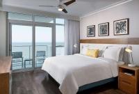 Hilton Grand Vacations Club Ocean Enclave Myrtle Beach客房内的一张或多张床位