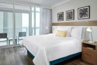 Hilton Grand Vacations Club Ocean Enclave Myrtle Beach客房内的一张或多张床位