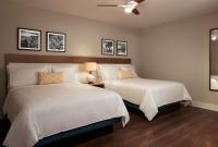 Hilton Grand Vacations Club Ocean Enclave Myrtle Beach客房内的一张或多张床位