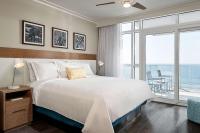 Hilton Grand Vacations Club Ocean Enclave Myrtle Beach客房内的一张或多张床位