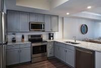 Hilton Grand Vacations Club Ocean Enclave Myrtle Beach的厨房或小厨房
