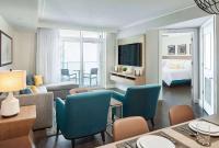 Hilton Grand Vacations Club Ocean Enclave Myrtle Beach的电视和&#47;或娱乐中心