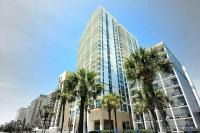 默特尔比奇Hilton Grand Vacations Club Ocean 22 Myrtle Beach的一座前面有棕榈树的高楼
