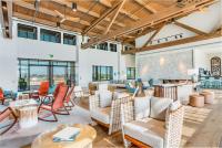 格尔夫海岸The Lodge at Gulf State Park, A Hilton Hotel的客厅配有家具和大窗户