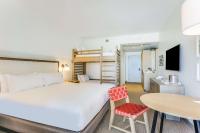 The Lodge at Gulf State Park, A Hilton Hotel客房内的一张或多张床位