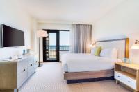 The Lodge at Gulf State Park, A Hilton Hotel客房内的一张或多张床位