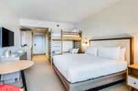 The Lodge at Gulf State Park, A Hilton Hotel客房内的一张或多张床位