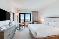 The Lodge at Gulf State Park, A Hilton Hotel客房内的一张或多张床位