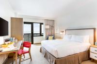 The Lodge at Gulf State Park, A Hilton Hotel客房内的一张或多张床位