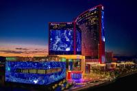 拉斯维加斯Crockfords Las Vegas, LXR Hotels &amp; Resorts at Resorts World的一座大建筑,晚上有蓝色的灯光