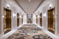 拉斯维加斯Crockfords Las Vegas, LXR Hotels &amp; Resorts at Resorts World的走廊上铺着地毯,设计精美