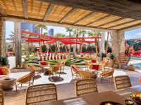 拉斯维加斯Crockfords Las Vegas, LXR Hotels &amp; Resorts at Resorts World的一个带桌椅的庭院