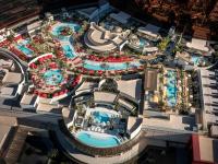 拉斯维加斯Crockfords Las Vegas, LXR Hotels &amp; Resorts at Resorts World的游船上游泳池的空中景观