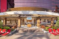Crockfords Las Vegas, LXR Hotels &amp; Resorts at Resorts World餐厅或其他用餐的地方