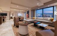 Crockfords Las Vegas, LXR Hotels &amp; Resorts at Resorts World的电视和&#47;或娱乐中心