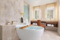 Crockfords Las Vegas, LXR Hotels &amp; Resorts at Resorts World的一间浴室