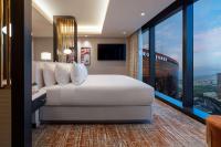 Crockfords Las Vegas, LXR Hotels &amp; Resorts at Resorts World的电视和&#47;或娱乐中心