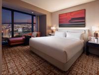 Crockfords Las Vegas, LXR Hotels &amp; Resorts at Resorts World客房内的一张或多张床位