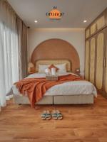 iRest Orange Tay Ho Lakeside Apartment客房内的一张或多张床位