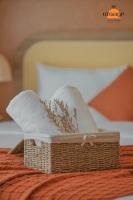 iRest Orange Tay Ho Lakeside Apartment客房内的一张或多张床位