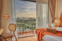 iRest Orange Tay Ho Lakeside Apartment客房内的一张或多张床位
