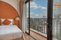 iRest Orange Tay Ho Lakeside Apartment客房内的一张或多张床位