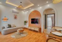 iRest Orange Tay Ho Lakeside Apartment的电视和/或娱乐中心