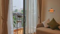 iRest Orange Tay Ho Lakeside Apartment的休息区