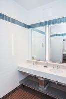 HI New York City Hostel的一间浴室