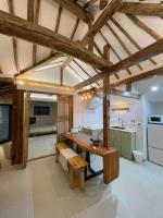 江陵市Bow Hanok House的一间厨房,内设一张木桌