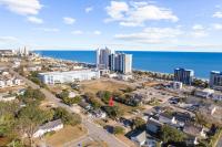 默特尔比奇Gorgeous Centrally Located Ocean View 2 King, Huge Private Yard &amp; Deck, Firepit, BBQ, &amp; Game Tables的城市和海洋的鸟瞰图