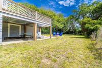 Gorgeous Centrally Located Ocean View 2 King, Huge Private Yard &amp; Deck, Firepit, BBQ, &amp; Game Tables外面的花园