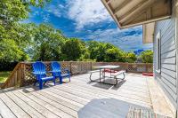 默特尔比奇Gorgeous Centrally Located Ocean View 2 King, Huge Private Yard &amp; Deck, Firepit, BBQ, &amp; Game Tables的露台配有两把椅子和一张桌子
