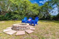 Gorgeous Centrally Located Ocean View 2 King, Huge Private Yard &amp; Deck, Firepit, BBQ, &amp; Game Tables外面的花园